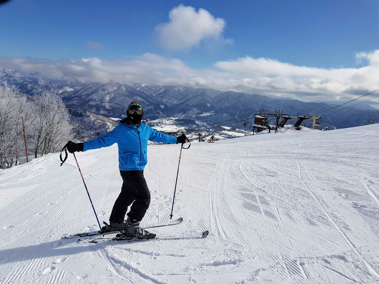 苗场滑雪场高地风光,滑雪者俯瞰整片雪山景色