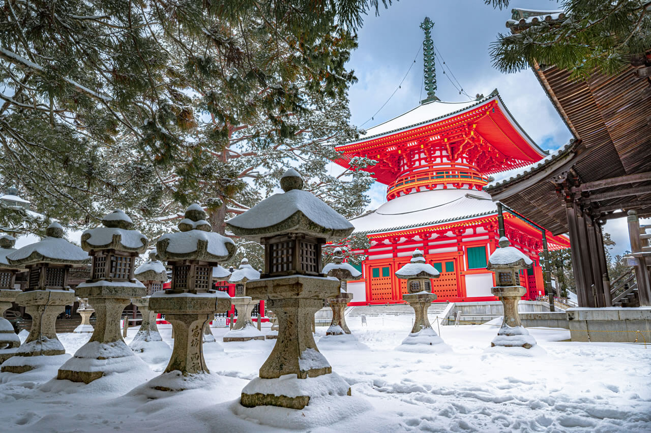 高野山根本大塔雪景,红色佛塔在冬日中更显庄严
